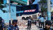 Video: el insólito accidente del micro de Unión en el ingreso al estadio de Belgrano
