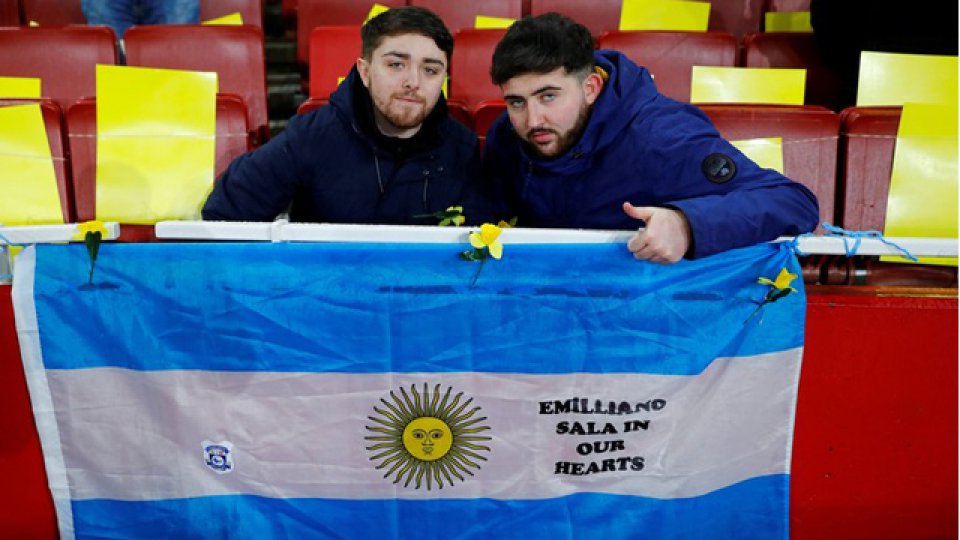 El recuerdo de Emiliano Sala presente en las tribunas de la Premier League.