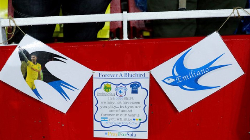 El recuerdo de Emiliano Sala presente en las tribunas de la Premier League.