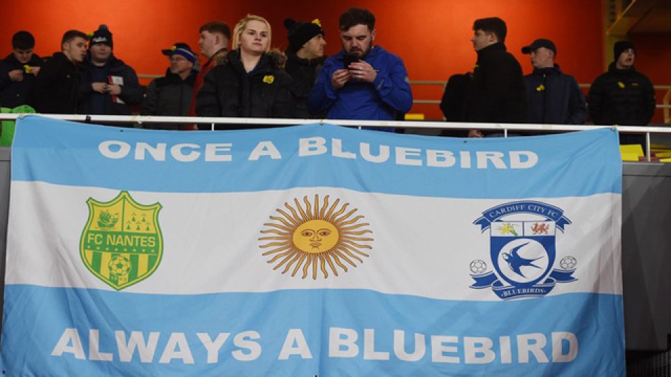 El recuerdo de Emiliano Sala presente en las tribunas de la Premier League.