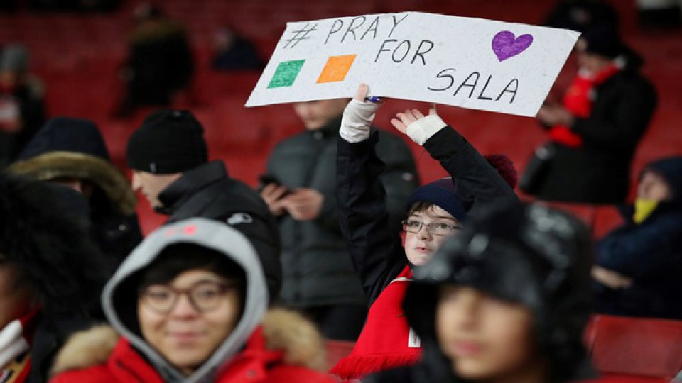 El recuerdo de Emiliano Sala presente en las tribunas de la Premier League.
