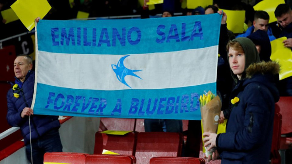 El recuerdo de Emiliano Sala presente en las tribunas de la Premier League.