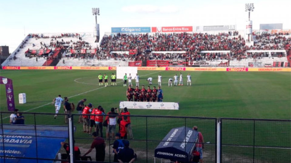 Patronato goleó a Atlético Tucumán y se ilusiona con la permanencia.