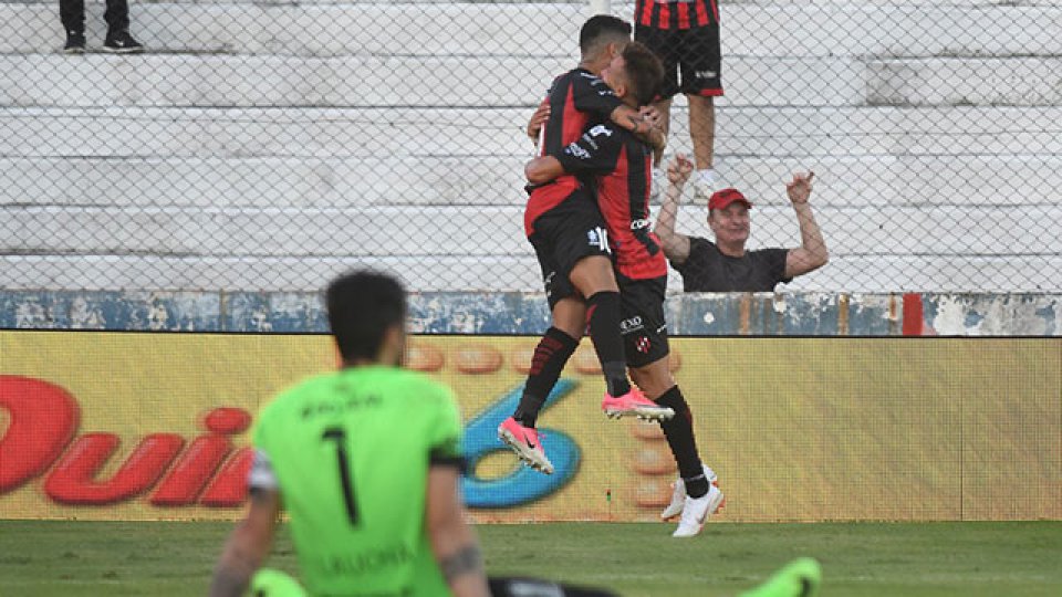Patronato goleó a Atlético Tucumán y se ilusiona con la permanencia. (Foto: Olé)