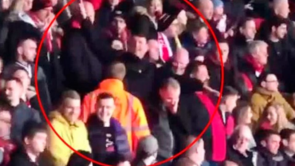 Hinchas detenidos y suspendidos de por vida por burlarse de Emiliano Sala. Hinchas detenidos y suspendidos de por vida por burlarse de Emiliano Sala.