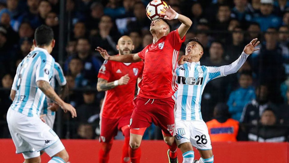 Racing defiende la punta de la Superliga ante River en el Monumental. Racing defiende la punta de la Superliga ante River en el Monumental.