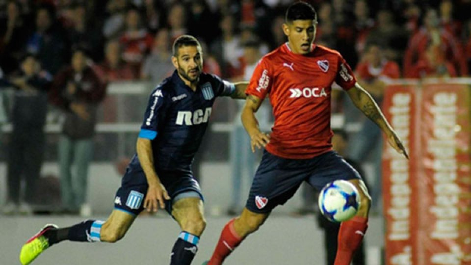 Racing defiende la punta de la Superliga ante Independiente en el clásico.
