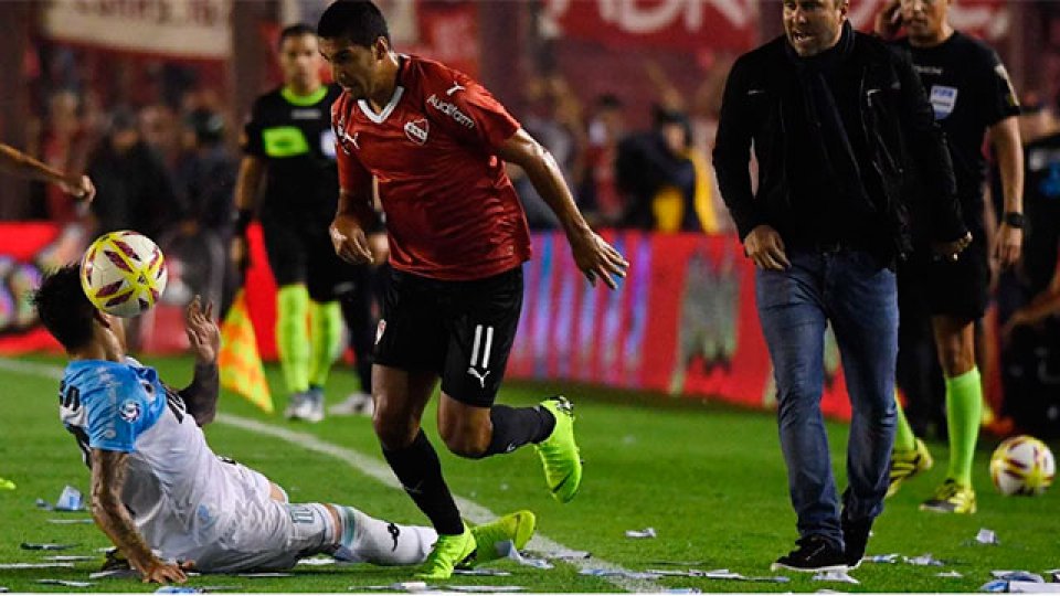 Racing derrotó a Independiente en el clásico y dio un gran paso hacia el título.