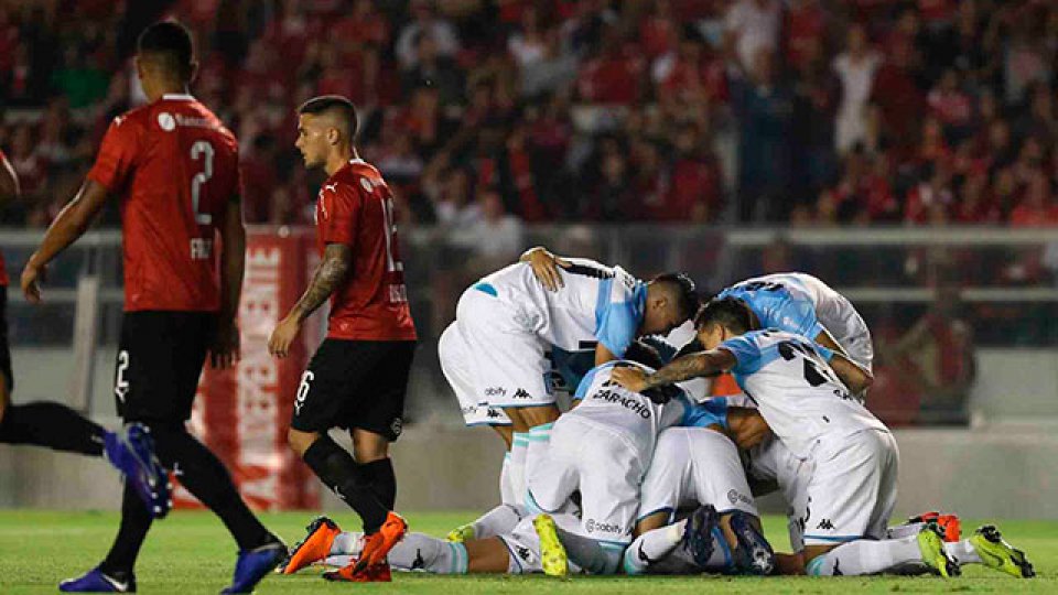 Racing derrotó a Independiente en el clásico y dio un gran paso hacia el título.