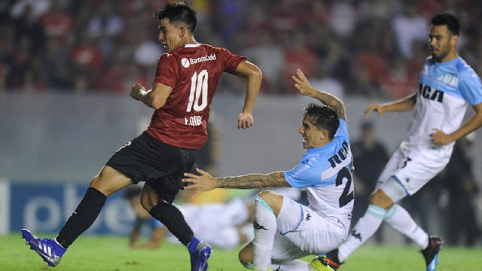 Racing derrotó a Independiente en el clásico y dio un gran paso hacia el título.