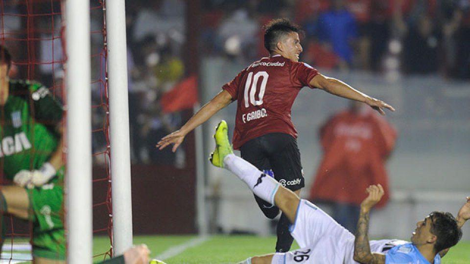 Racing derrotó a Independiente en el clásico y dio un gran paso hacia el título.