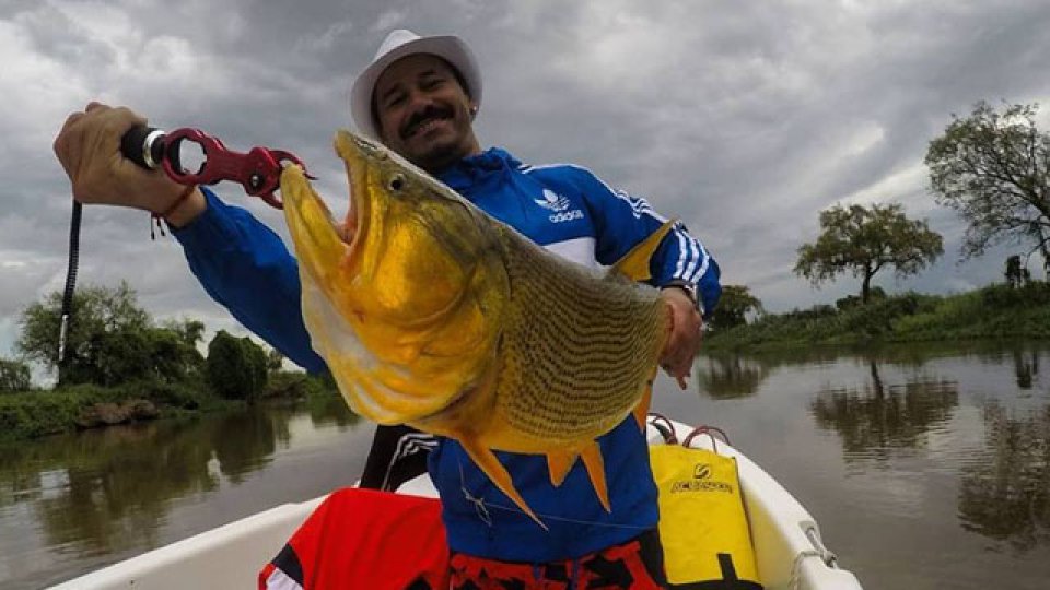 La Pulga Mora, lejos del fútbol, disfruta de la pesca en Villa Urquiza.