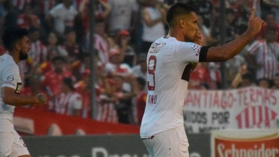 Los históricos Sand y Acosta amargaron el debut de Caruso en San Martín.