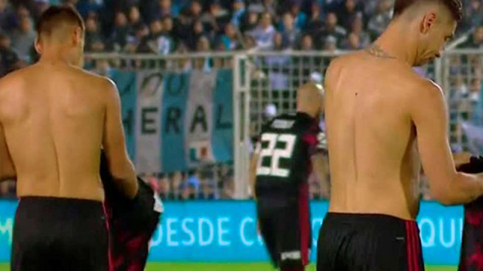 El Chino Martínez Quarta y Cahcete Motiel se devuelven sus camisetas.