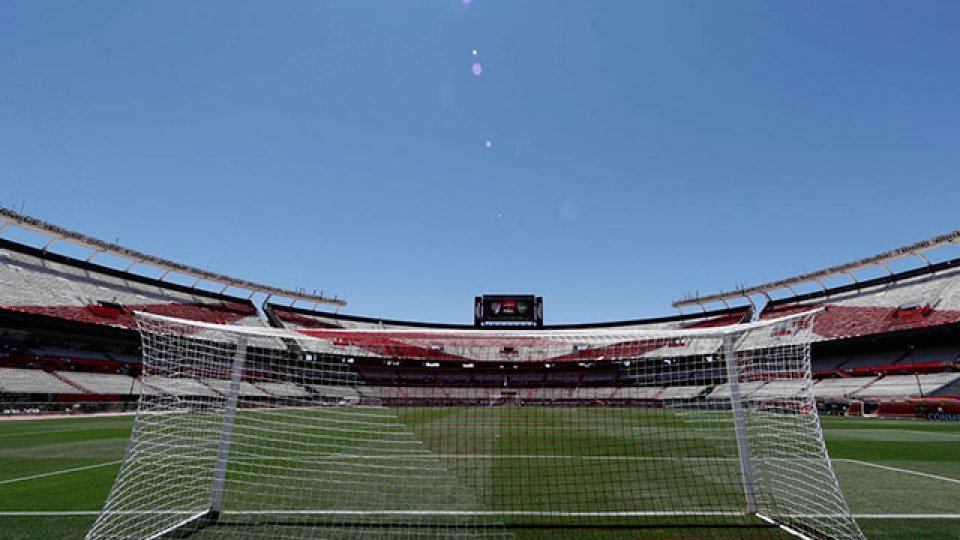 El Monumental, a horas de su primer partido oficial a puertas cerradas. El Monumental, a horas de su primer partido oficial a puertas cerradas.