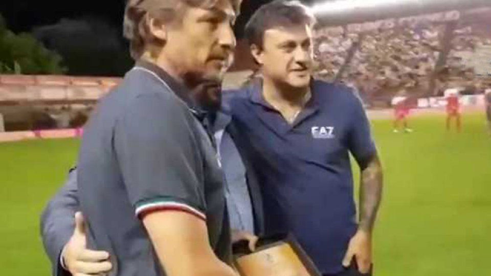 La plaqueta y el reconocimiento que recibió el Sonri Heinze en Argentinos.