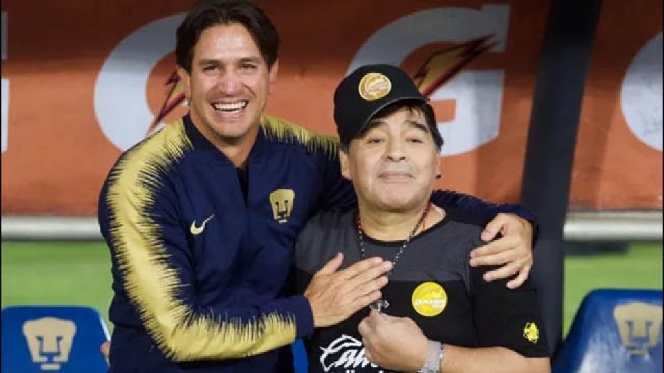 A puro abrazo fue el saludo entre Marioni y Maradona. A puro abrazo fue el saludo entre Marioni y Maradona.