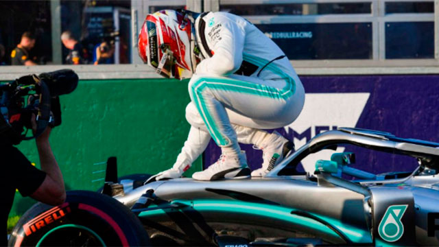 Lewis Hamilton logró la pole con vuelta récord y largará primero en Australia.