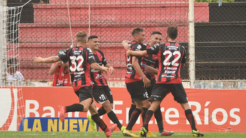 Patronato le ganó a Defensa y quedó más cerca de la permanencia. (Foto: Olé)