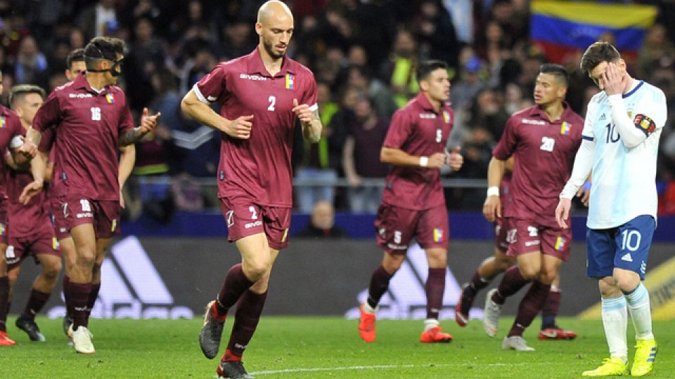 La Vinotinto busca entrenador, y la FVF apunta a Buruchaga o Pekerman.