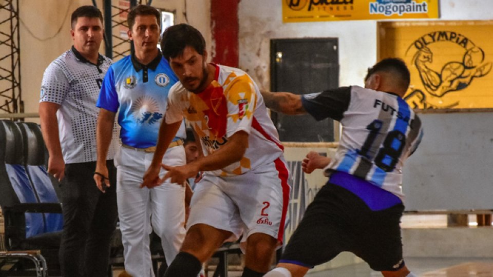 Español, el último campeón, arrancó con el pie derecho venciendo al Tricolor.