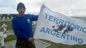 Un exfutbolista quedó detenido en Malvinas por desplegar una bandera argentina