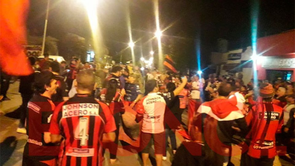 Los hinchas del Patrón despiden al equipo antes de viajar rumbo a Mendoza.