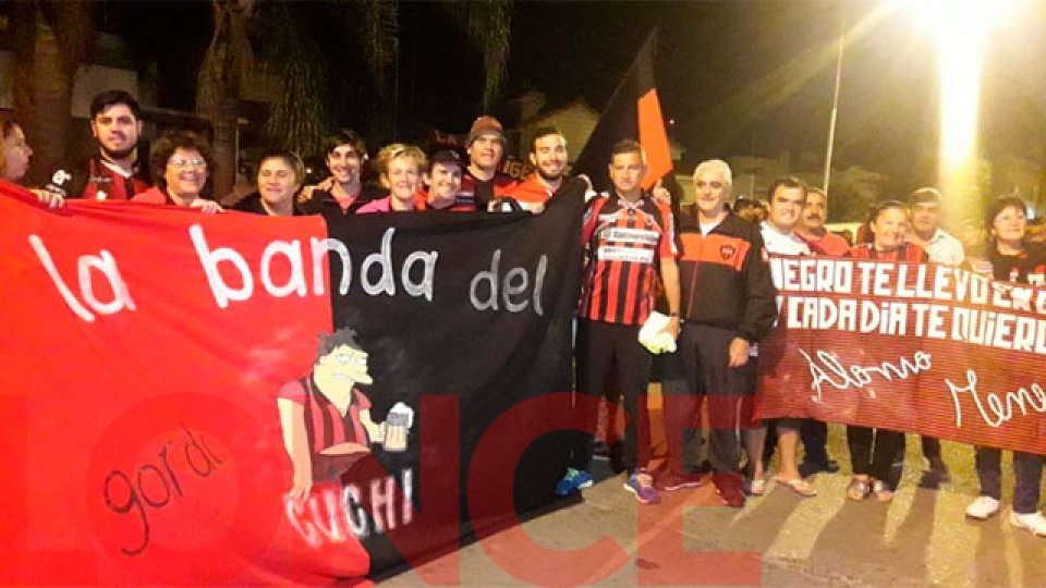 Los hinchas del Patrón despiden al equipo antes de viajar rumbo a Mendoza.