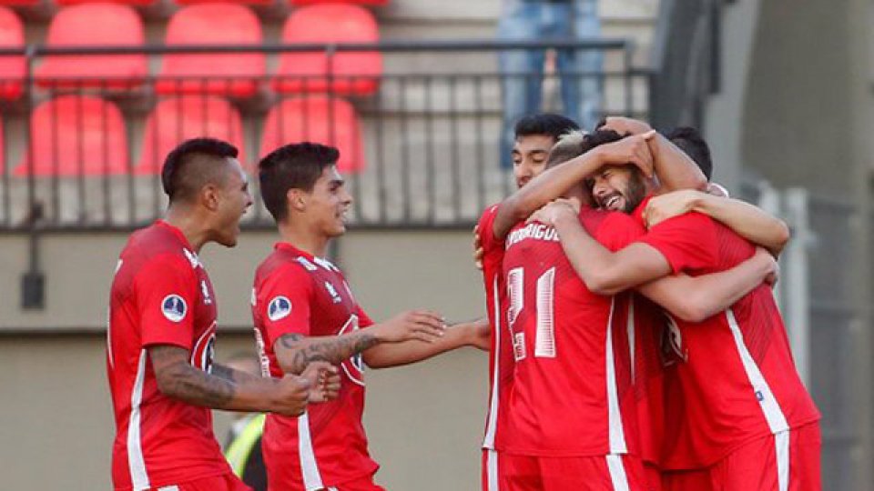 Con los goles de la Panterita Bou, los Cementeros dan pelea en la Liga de Chile. Con los goles de la Panterita Bou, los Cementeros dan pelea en la Liga de Chile.
