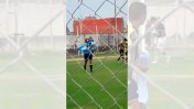 Video: Festejó un gol con una bandera de las Islas Malvinas y lo expulsaron