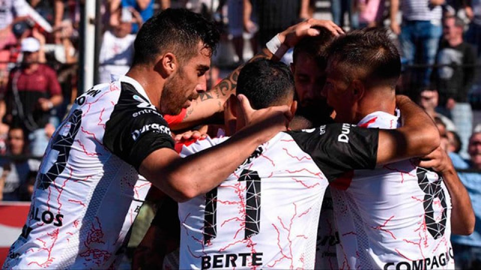 El Rojinegro festejó en el Grella y seguirá en Primera.