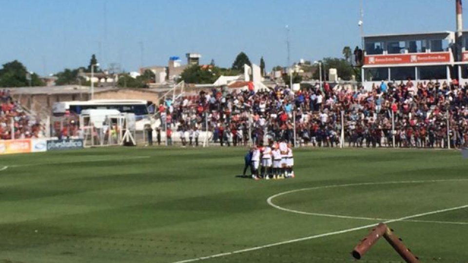 El plantel Rojinegro se desahogó en el vestuario tras la victoria.