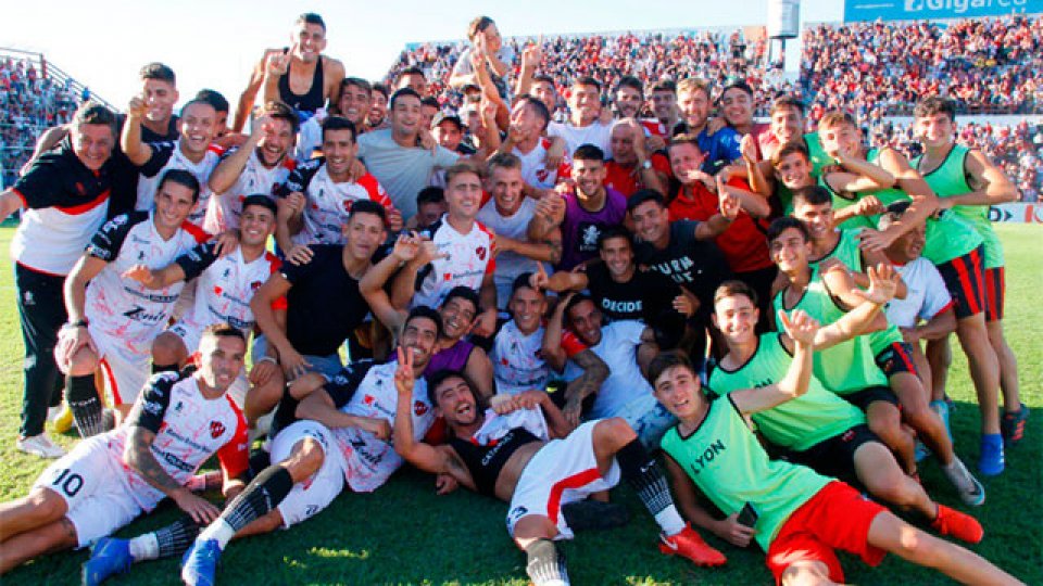 El Rojinegro festejó en el Grella y seguirá en Primera. (Prensa CAP) El Rojinegro festejó en el Grella y seguirá en Primera. (Prensa CAP)