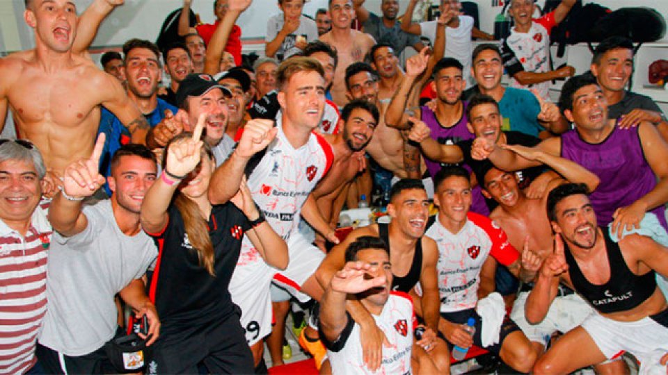 El plantel Rojinegro se desahogó en el vestuario tras la victoria.