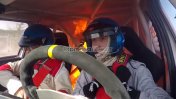 Video: Un auto empieza a arder con los dos pilotos dentro en pleno rally