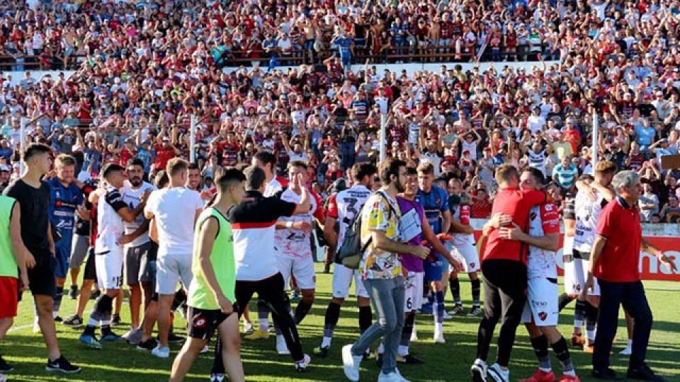 Todo el Grella festejó junto a los jugadores el triunfo salvador. Todo el Grella festejó junto a los jugadores el triunfo salvador.