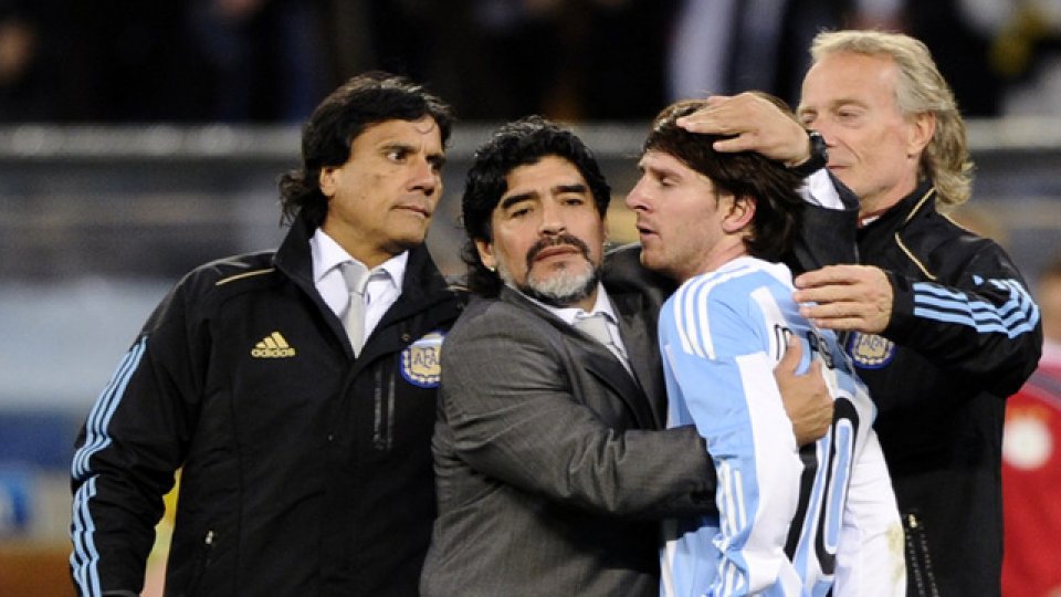 "A Messi le cuesta un montón divertirse en Argentina", opinó Enrique.