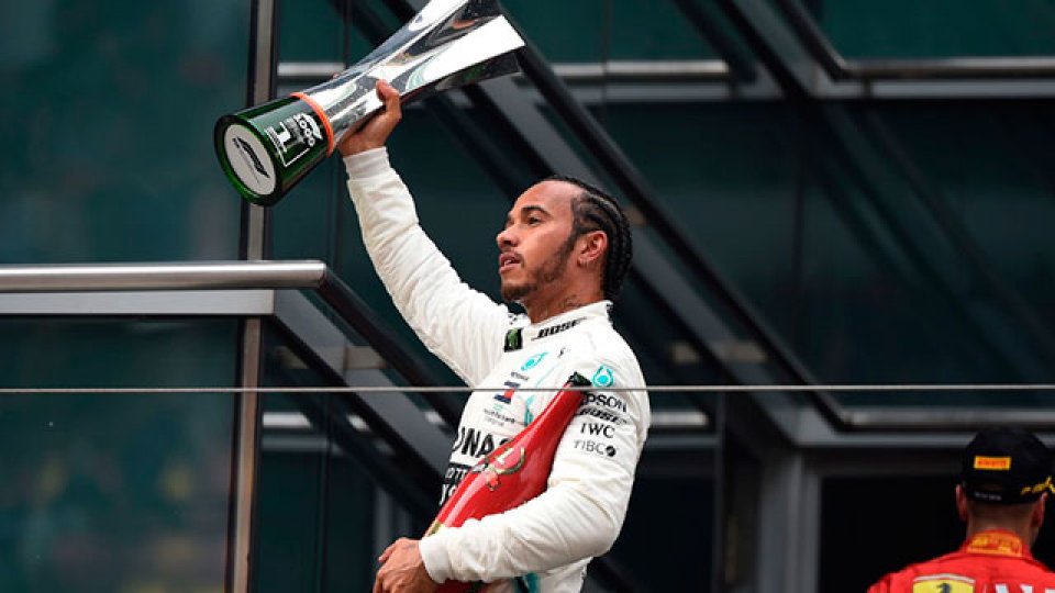 Hamilton gan&oacute; la carrera 1.000 de la F&oacute;rmula 1 y es l&iacute;der.