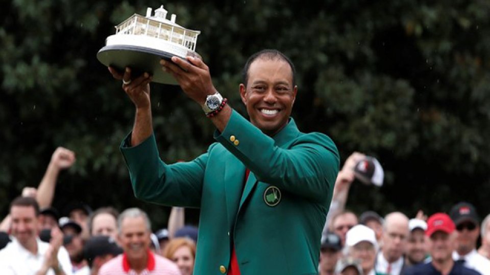 Tiger celebró en Augusta y se puso la chaqueta verde por quinta vez. Tiger celebró en Augusta y se puso la chaqueta verde por quinta vez.