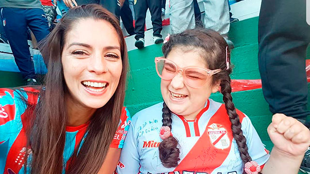 La emotiva historia de una madre con su hija de Arsenal