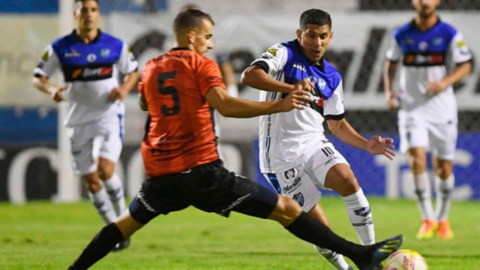 Con gol de Leonardo Acosta, Almagro se metió en las semifinales.