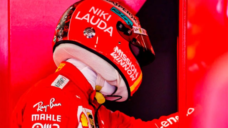 Sebastian Vettel con un diseño similar del casco que usaba Niki Lauda.