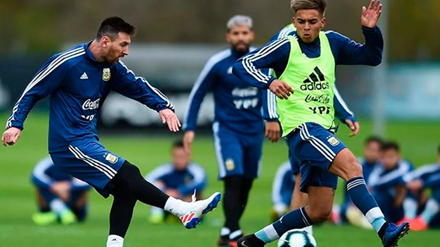 La Selección Argentina se entrenará con los 23 convocados.