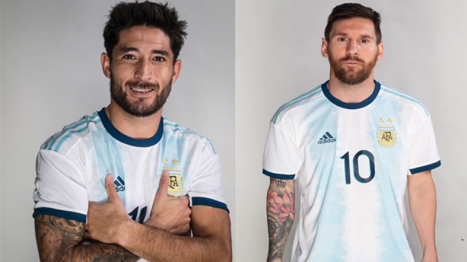 La foto oficial del entrerriano Milton Casco y del capitán Lionel Messi.