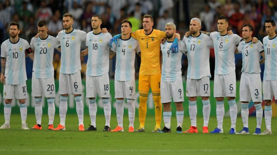 Argentina está obligado a una victoria para seguir con vida.