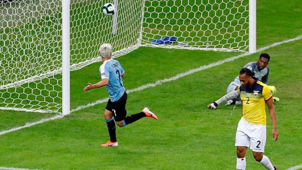 Uruguay mostró su oficio y goleó a Ecuador en su debut.
