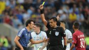 Por la nueva regla FIFA, Lionel Scaloni recibió la tarjeta amarilla