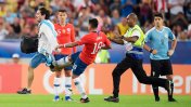 Uruguay-Chile: Un hincha invadió el campo y fue agredido por un jugador