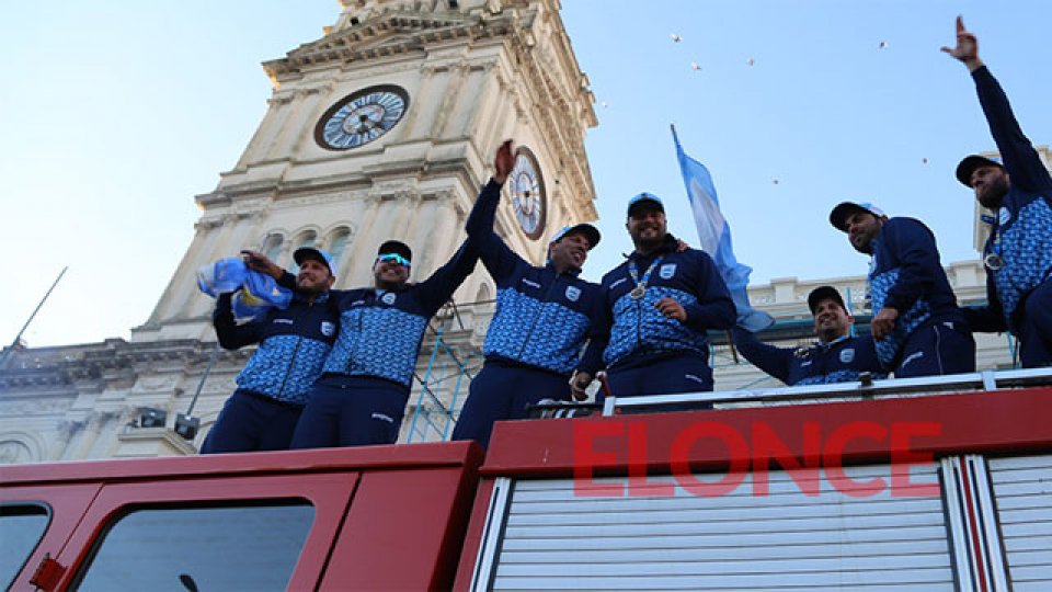 Los campeones del mundo en Paraná. (Fotos: www.www.elonce.com)