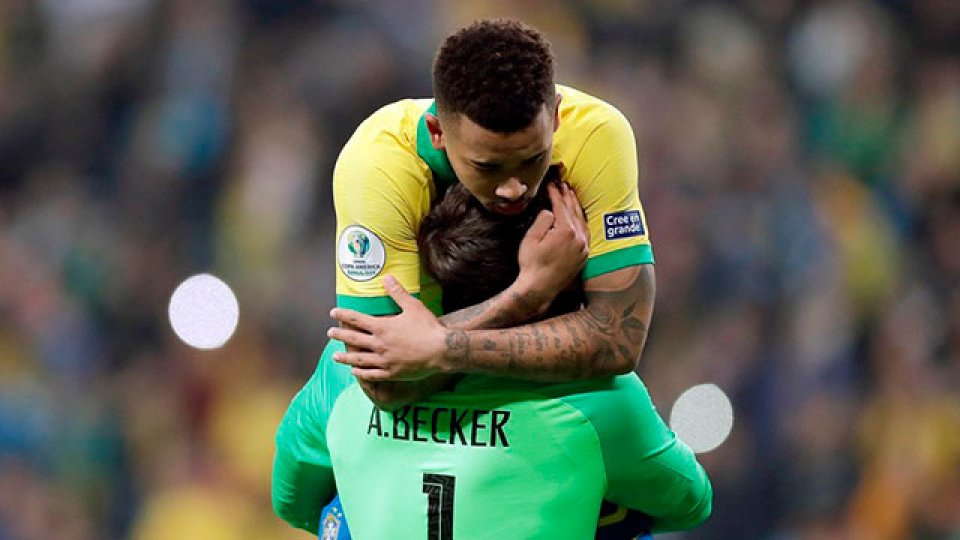 Brasil sufrió pero eliminó a Paraguay por penales.